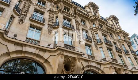 Facciate tipiche di edifici residenziali, sugli Champs Elysees, a Parigi, Francia Foto Stock