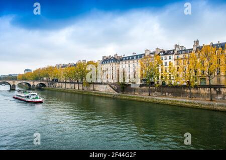 Bateau Mouche sulla Senna, passando Saint Louis Island, a Parigi, Francia Foto Stock