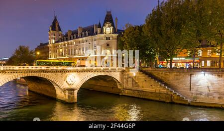 Il Pont au Change e la Prefettura, sulla Senna, di notte, a Parigi, Francia Foto Stock