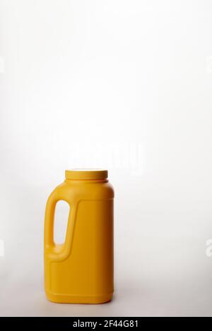Una plastica gialla può essere isolata su sfondo bianco Foto Stock