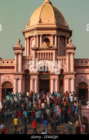 La folla dei turisti sul Museo Ahsan Manzil . Ahsan Manzil era il palazzo residenziale ufficiale e la sede del Nawab di Daka. Pieno di persone. Foto Stock