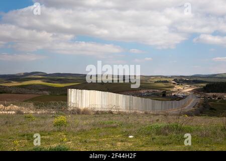 Calcestruzzo muro di separazione tra Israele e la Palestina in Cisgiordania Foto Stock