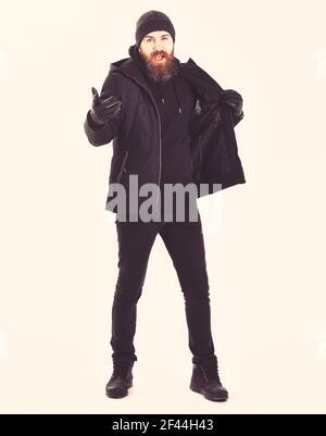 Il ragazzo indossa abiti neri e brutali. Uomo con viso calmo Foto Stock