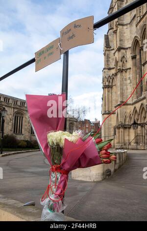 Un memoriale, fuori York Minster, a Sarah Everard (33) che è stato assassinato mentre camminando a casa nel sud di Londra. Sarah era originario di York dove i suoi genitori ancora vivono. Foto Stock