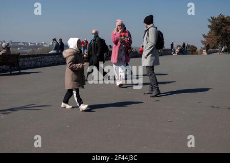 Belgrado, Serbia, 7 marzo 2021: Passeggini che godono del sole invernale al punto panoramico del Parco Kalemegdan Foto Stock