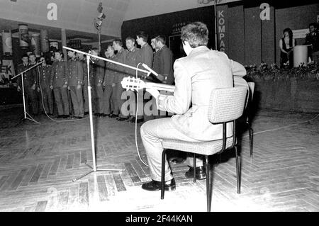 15 febbraio 1982, Sassonia, Delitzsch: Coro della NVA - l'evento giovanile 'Bussola numero 9' si svolge a Delitzsch nel febbraio 1982. L'evento giovanile 'Bussola numero 9' si svolge a Delitzsch nel febbraio 1982. Durante questo evento, i giovani delle organizzazioni FDJ Grassroots mostrano le loro abilità. Data esatta della registrazione non nota. Foto: Volkmar Heinz/dpa-Zentralbild/ZB Foto Stock