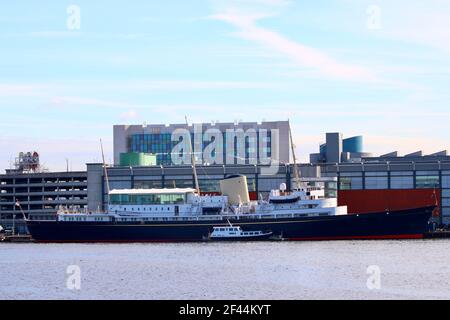 Il Royal Yacht Britannia e Ocean Terminal a Leith Edinburgh Foto Stock