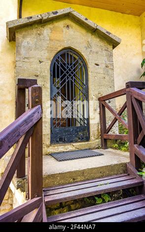 Ojcow, Polonia - 24 agosto 2020: Ingresso alla torre di porta del castello medievale reale di Ojcow sull'altopiano di Cracovia-Czestochowa nella Polonia minore Foto Stock