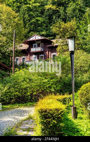 Ojcow, Polonia - 24 agosto 2020: Storica Sloneczna, Sunny, casa di villa nella valle del torrente Pradnik a Ojcow sull'altopiano di Cracovia-Czestochowa in Polonia minore Foto Stock