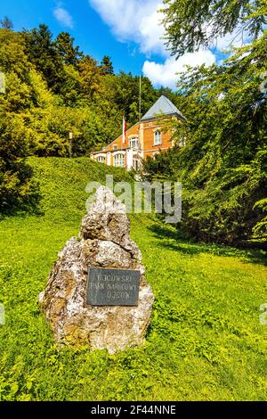 Ojcow, Polonia - 24 agosto 2020: direzione Parco Nazionale Ojcowski nella storica villa Jadwiga nella valle del torrente Pradnik sull'altopiano di Cracovia-Czestochowa Foto Stock