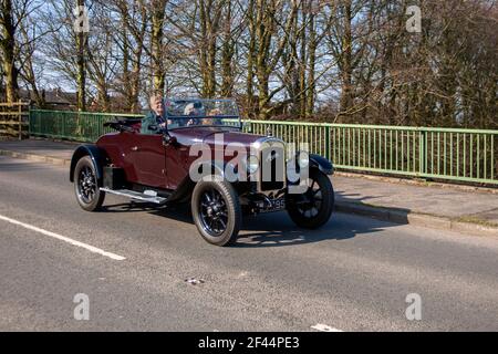 1928 20s maroon pre-guerra 1200cc Austin Roadster; traffico veicolare, veicoli in movimento, auto classiche, veicoli vecchi che guidano su strade del Regno Unito, motori, motori di ieri sulla rete stradale del Regno Unito. Foto Stock