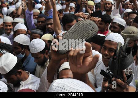 Dhaka, Bangladesh. 19 marzo 2021. Migliaia di sostenitori dell'Hifazat-e-Islam si sono riuniti dopo le preghiere del Jumma alla Moschea Nazionale di Dhaka. Con le loro scarpe in mano, si aggrapparono e gridarono: 'modi, vai indietro', 'modi è un assassino', 'modi non ha ingresso in Bangladesh'. (Foto di MD Saiful Amin/Pacific Press) Credit: Pacific Press Media Production Corp./Alamy Live News Foto Stock