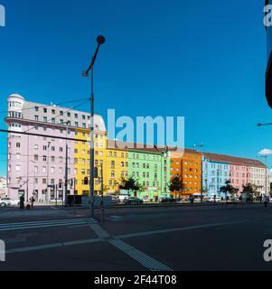 Tradizionale casa colorata in Austria con trasporto pubblico Foto Stock