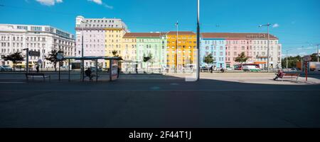 Tradizionale casa colorata in Austria con trasporto pubblico Foto Stock