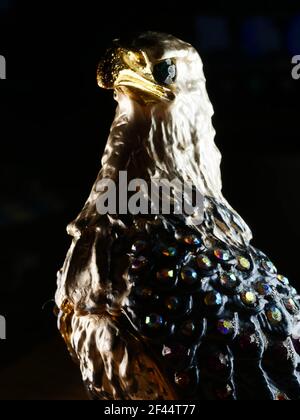 statuetta di un'aquila sullo sfondo Foto Stock