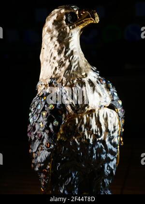 statuetta di un'aquila sullo sfondo Foto Stock