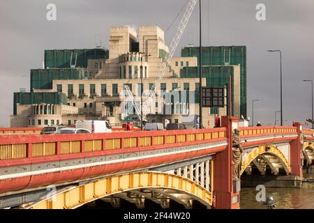 Vauxhall Bridge con la sede centrale della MI6 a Vauxhall Cross sullo sfondo, Londra, Inghilterra, Regno Unito Foto Stock