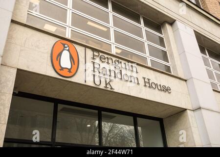 L'ingresso alla Penguin Random House, Vauxhall Bridge Road, Londra, SW1, Regno Unito Foto Stock