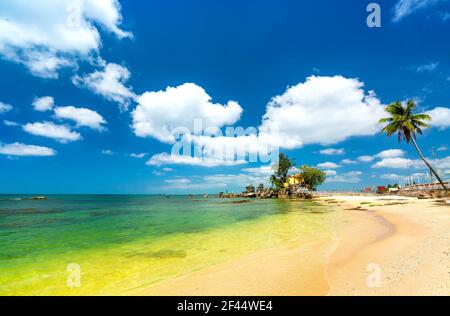 Spiaggia soleggiata nella perla isola di Phu Quoc, Vietnam. Il luogo rimane incontaminato per l'ecoturismo e l'esplorazione Foto Stock