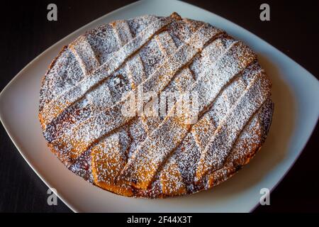 Primo piano della Pastiera napoletana, tipica torta italiana per Pasqua. Farcite con ricotta e canditi, ricoperte di zucchero in polvere. Foto Stock