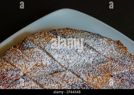 Primo piano della Pastiera napoletana, tipica torta italiana per Pasqua. Farcite con ricotta e canditi, ricoperte di zucchero in polvere. Foto Stock