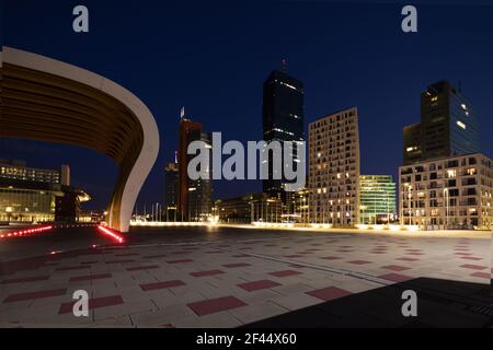 Edifici moderni di notte a Vienna, donaucity. Foto Stock