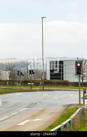 Incrocio principale su Thurmaston Road A563, rotonda, lampioni e semafori. Charnwood Forest, Bradgate Park e Old John Tower in lontananza. Foto Stock