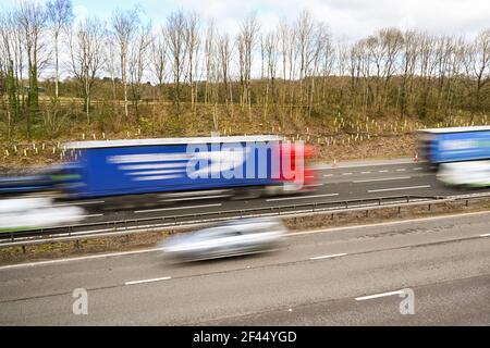 Miskin, Cardiff, Galles - Marzo 2021: Traffico sull'autostrada M4 vicino Cardiff, con velocità di scatto lenta per offuscare il movimento dei veicoli per trasmettere la velocità Foto Stock