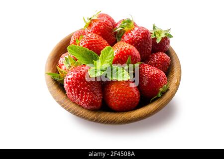 Fragole in ciotola isolate su sfondo bianco. Primo piano di fragole mature. Sfondo bacche. Bacche dolci e succose con spazio per la copia del testo. Paglia Foto Stock