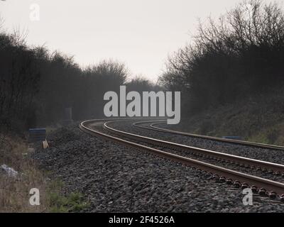 Percorsi curvati sulla linea ferroviaria che circumvente la stazione di Westbury in Wiltshire, Inghilterra, Regno Unito. Foto Stock