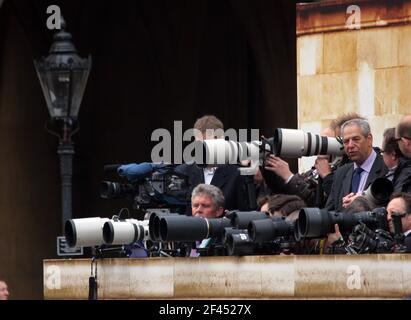 29 aprile 2011. Abbazia di Westminster, Londra, Inghilterra. Giorno di matrimonio reale. I fotografi di stampa si riuniscono fuori dell'Abbazia di Westminster per documentare l'arrivo e. Foto Stock