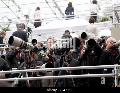 29 aprile 2011. Abbazia di Westminster, Londra, Inghilterra. Giorno di matrimonio reale. I fotografi di stampa si riuniscono fuori dell'Abbazia di Westminster per documentare l'arrivo e. Foto Stock