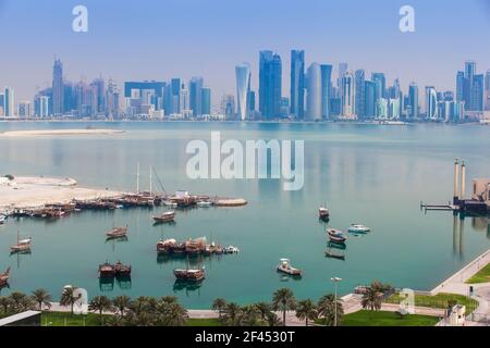 Qatar, Doha, guardando attraverso la baia di Doha ai grattacieli di West Bay Foto Stock