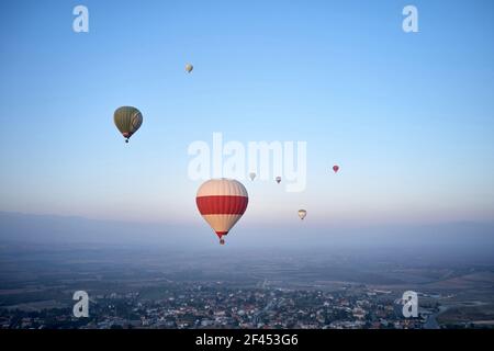 Palloncini colorati ad aria calda che volano nel cielo del mattino. Foto Stock