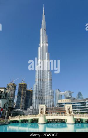 Scenario con l'edificio Burj Khalifa intorno al parco Burj Khalifa a Dubai, la città più popolosa degli Emirati Arabi Uniti Foto Stock