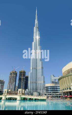 Scenario con l'edificio Burj Khalifa intorno al parco Burj Khalifa a Dubai, la città più popolosa degli Emirati Arabi Uniti Foto Stock