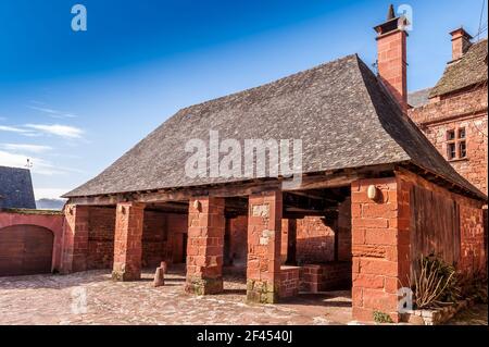 Magnifica casa con una torretta nel borgo medievale di Collonges-la-rouge in Corrèze, Nuova Aquitania in Francia Foto Stock