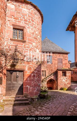 Magnifica casa con una torretta nel borgo medievale di Collonges-la-rouge in Corrèze, Nuova Aquitania in Francia Foto Stock