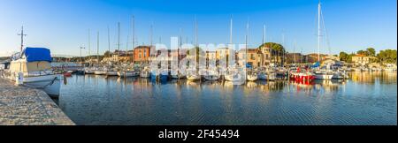 Piccolo porto turistico di Bouzigues sulla laguna di Thau, in Hérault, in Occitanie, Francia Foto Stock