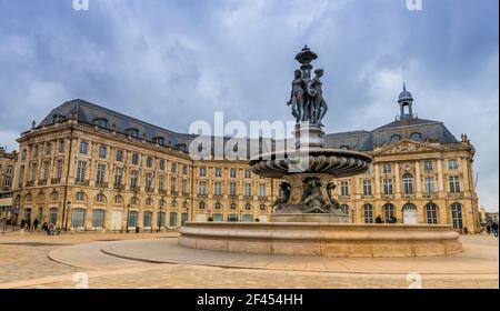 Persone che visitano alla fine del pomeriggio la Place de la Bourse a Bordeaux, Francia Foto Stock