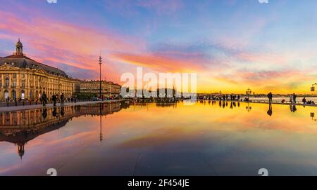 Lo specchio d'acqua, Place de la Bourse a Bordeaux al tramonto, Gironda, Nuova Aquitania, Francia Foto Stock