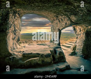 Una vista maestosa di una grotta storica in arenaria dall'interno con una splendida scena naturale a Blankenburg, Harz Foto Stock