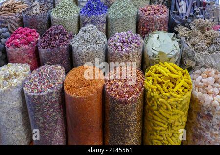 Varie incenso e altri aromatici orientali colorati visti a Dubai Foto Stock