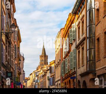 Rue du Taur, e la parete del campanile della Chiesa di Taur, a Tolosa, alta Garonna, Occitanie, Francia. Foto Stock