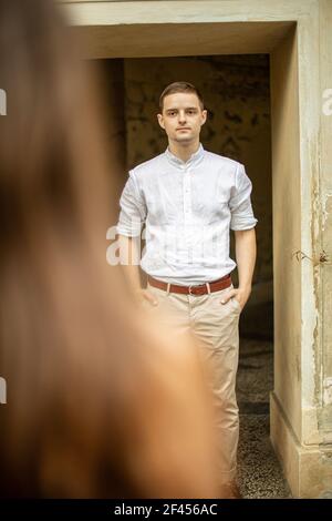 Giovane uomo caucasico serio in camicia bianca Foto Stock