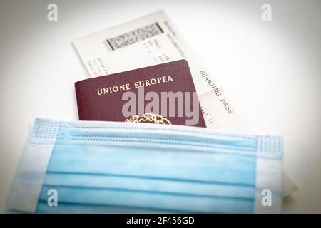 Primo piano su passaporto, carta d'imbarco e maschera medica. Pronto a partire per un viaggio durante la pandemia di Coronavirus. Chiusura degli aeroporti: Viaggi limitati Foto Stock