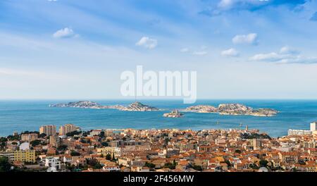 Panorama della città di Marsiglia e le isole Frioul, in Provenza, Francia Foto Stock