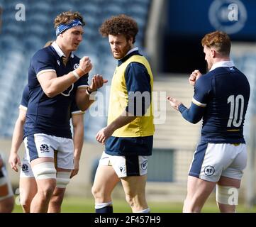 Edimburgo, Regno Unito. 19 marzo 2021: Jamie Ritchie della Scozia con i compagni di squadra Duncan Taylor e Stuart Hogg durante il, Regno Unito. 19 marzo 2021. Team run al BT Murrayfield Stadium, Edimburgo, Scozia, Regno Unito. Credit: Ian Rutherford/Alamy Live News Foto Stock