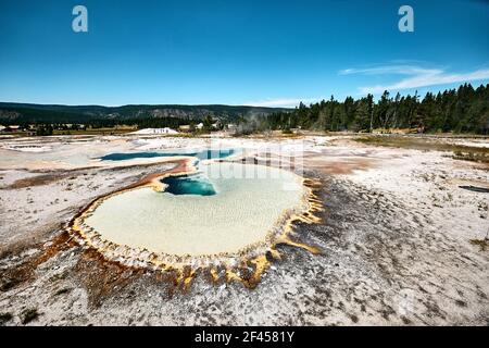 Un'immagine panoramica della splendida sorgente termale Doublet Pool nel Parco Nazionale di Yellowstone, Wyoming USA Foto Stock