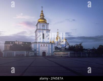 Monastero della cupola d'oro di San Michele al tramonto - Kiev, Ucraina Foto Stock